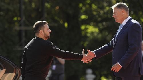 ULTIMA ORĂ Iohannis a discutat telefonic cu Zelenski: România continuă să sprijine ”ferm” Ucraina. Cei doi președinți au vorbit despre minoritatea română și viitorul parteneriat strategic