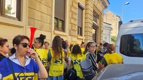 VIDEO FOTO O lună de proteste ale sindicatelor din învățământ față de Legea Bolojan, la sediul Ministerului Educației / Săptămâna viitoare sunt programate proteste și în Piața Victoriei