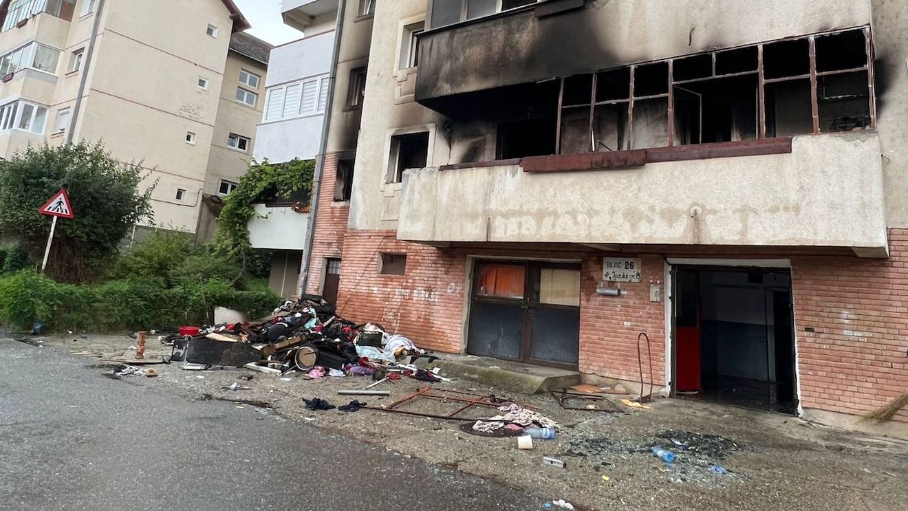 UPDATE FOTO Explozie la un apartament din Sibiu / Două persoane găsite decedate / Au fost evacuate aproximativ 20 persoane