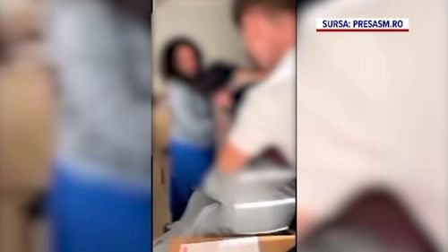 VIDEO Bătaie în toată regula, în sala de clasă, la un liceu din Satu Mare. Doi elevi și-au împărțit pumni și picioare