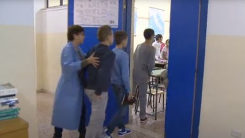 Un nou cod vestimentar introdus în şcolile italiene interzice ţinutele „excentrice”