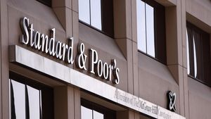 Agenția de rating Standard&Poor’s menține România la un pas de categoria „junk”, cu perspectivă negativă. Cauza: criza politică declanșată de moțiunea de cenzură