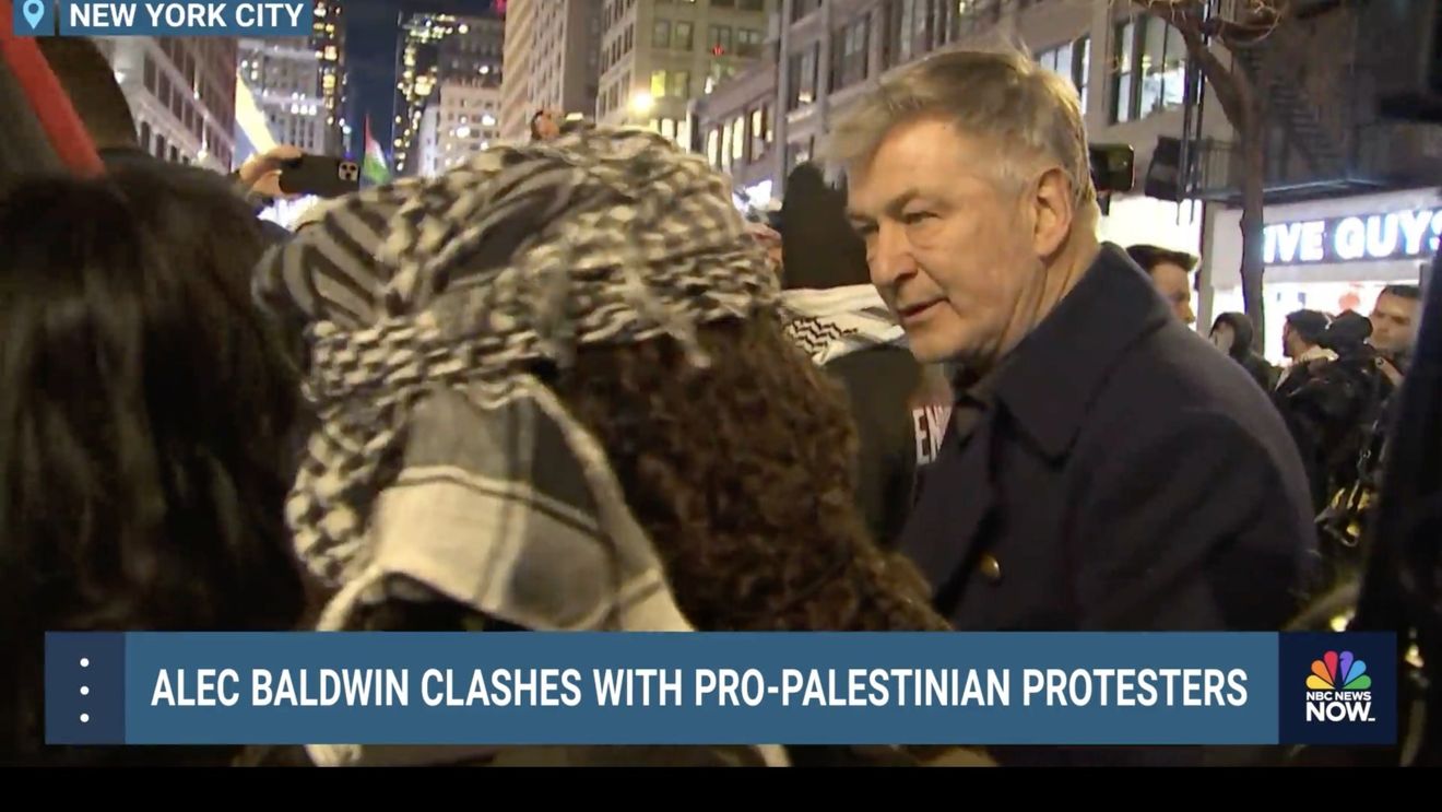 VIDEO Actorul Alec Baldwin, escortat de poliție după o confruntare aprinsă la un miting pro-palestinian din New York. El s-a certat cu un manifestant care l-a întrebat dacă condamnă Israelul: „Pui întrebări stupide”