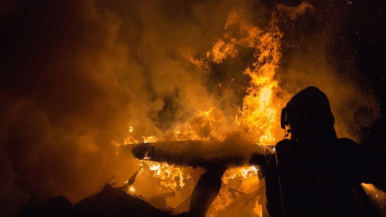 Trei case şi o anexă arse într-un incendiu în Piteşti, au intervenit 13 autospeciale