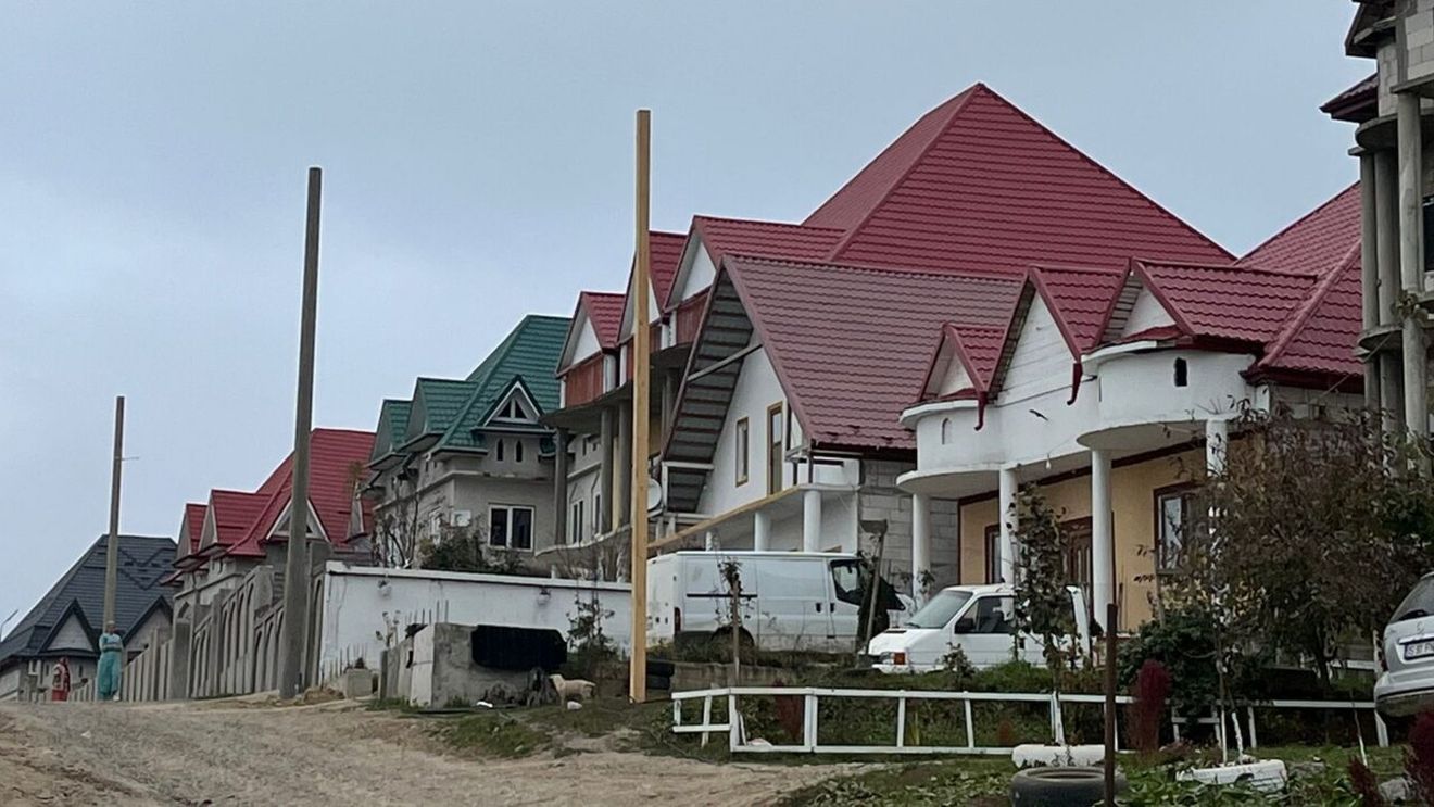 Romii din Iași nu-și mai fac case cu turnulețe: ”Lumea pleacă prin Franța, Italia și cred că vin și de acolo cu tot felul de idei” / Sociolog: ”Casele fastuoase, adesea nelocuite erau o demonstrație publică de succes”