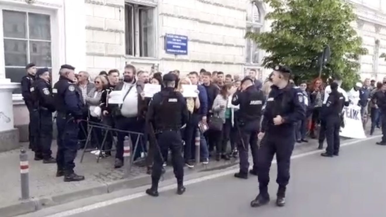 VIDEO Viorica Dăncilă, întâmpinată cu proteste și la Arad. Se scandează ”La plecare, căutați-o-n buzunare!”, ”PSD, ciuma roșie” și ”Hoții”