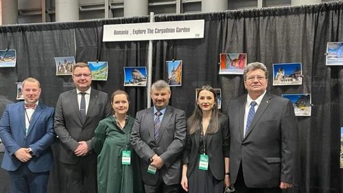 Cum arată "Grădina carpatică" promovată în SUA, într-o imagine devenită virală în mediul online: Standul României la un târg de turism din New York, cu poze imprimate pe foi A4, prinse de perdea/ Reacția Ministerului Turismului
