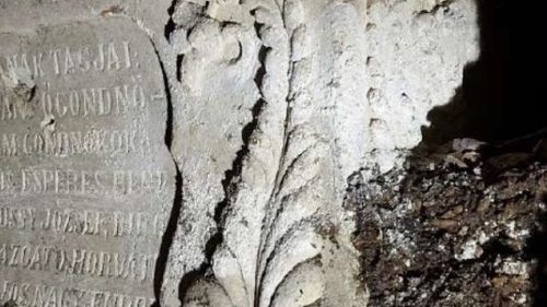 Capsula timpului descoperită în fundaţia Colegiului Reformat din Târgu Mureş: O cutie de piatră ornamentată în stil baroc / Conţine un tub de metal de cupru cu ziare, planurile vechii şcoli