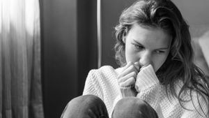 STUDIU Salvați Copiii România: Peste jumătate de milion de copii au cel puțin un părinte plecat la muncă în străinătate / Efectele: de la probabilitatea mai ridicată de consum de alcool, tutun, etnobotanice până la expunerea la pornografie