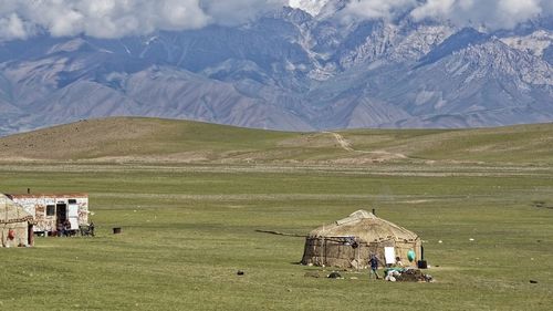 Conflicte la granița fostelor republici sovietice Kârgâzstan și Tadjikistan: O persoană a murit, iar altele au fost rănite/ Cele două state foarte sărace se confruntă deseori pentru pământuri și acces la apă