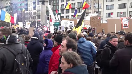 VIDEO Protest la Bruxelles cu mii de manifestanți anti-restricții COVID și steaguri românești fluturând la adunarea numită ”Împreună pentru libertate”