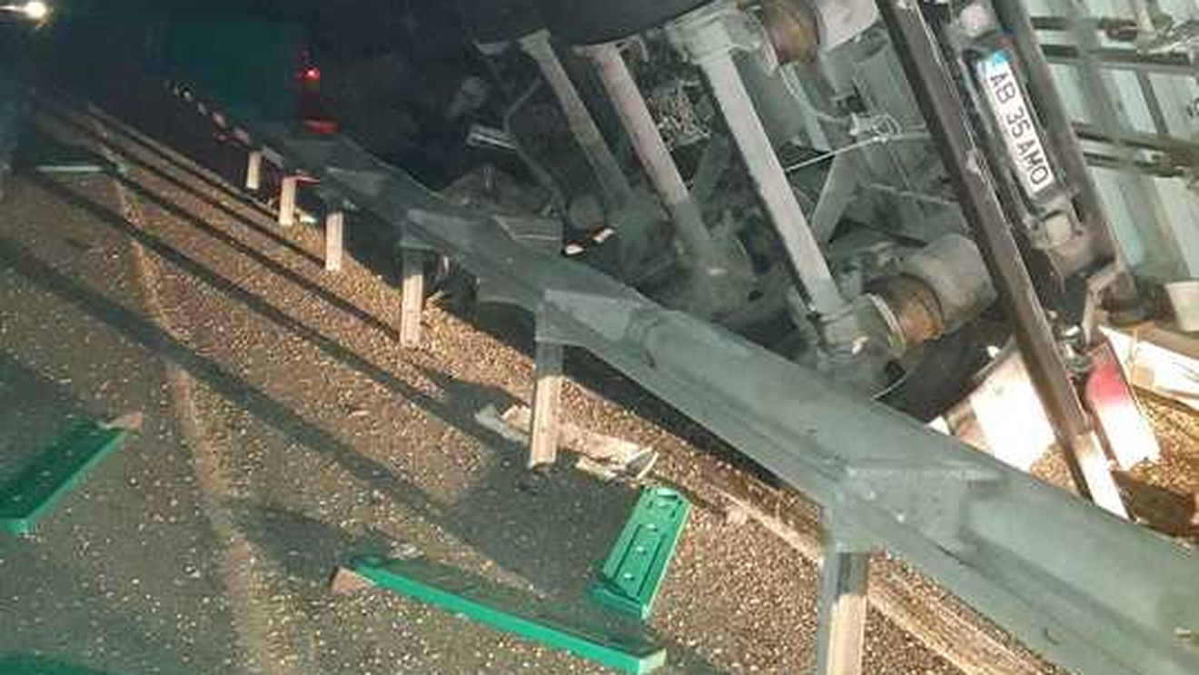 Trafic perturbat pe Autostrada București-Constanța după ce două TIR-uri au făcut accident/ Unul din ele s-a răsturnat, un bărbat este rănit