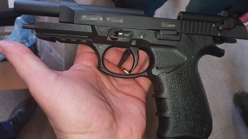 A fost prins al patrulea suspect în cazul furtului pistolului din locuința fostului ofițer SRI