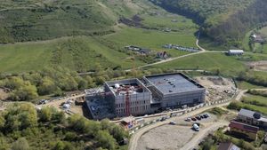 O capsulă a fost introdusă la temelia Galeriei Istorice a Transilvaniei, care se ridică lângă Cluj / Obiectele din capsulă vor fi dezvăluite doar în 2126 / ”De aceea construim muzee. Nu pentru noi, ci pentru cei care vor veni după noi”