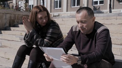 Cronica filmului Collective în The Guardian: Expozeu șocant al unor morți inutile din România / Există un moment când mi-a venit pur și simplu să mă bag sub scaun