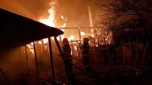Un incendiu izbucnit la o centrală termică a cuprins şi un atelier mecanic/ Intervenţia pompierilor, îngreunată de vântul puternic şi de funcţionarea necorespunzătoare a hidranţilor