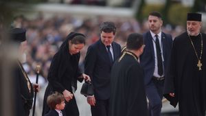 A fost sfințită Catedrala Mântuirii Neamului, cea mai mare biserică ortodoxă din lume / La ora 20:00 credincioșii au putut intra în catedrală / Sfântul Andrei, ocrotitorul catedralei / Maia Sandu și Nicușor Dan, împreună cu familia, la eveniment / Foști președinți, premieri și miniștri ai României, prezenți la slujbă