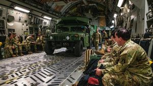 Polonia este pregătită să livreze arme defensive suplimentare Ucrainei / Canada a trimis un avion cu armament la Kiev