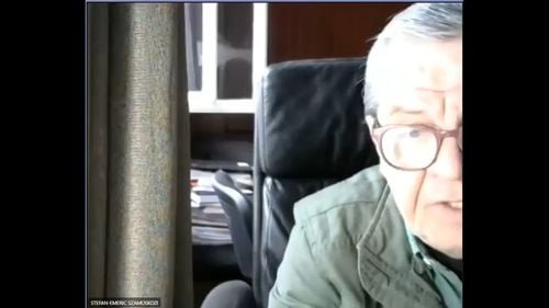 VIDEO Profesor de la Universitatea „Babeș-Bolyai”, înregistrat în timp ce înjură și amenință un lector, la un curs online