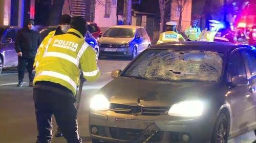 Bărbat lovit în plin de o mașină, pe trecerea de pietoni, pe un bulevard intens circulat din Capitală