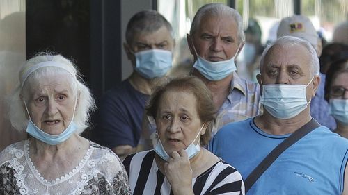 Masca de protecţie, obligatorie începând de marți în județul Harghita/ Regula se aplica în toate spaţiile publice aglomerate, închise sau deschise 