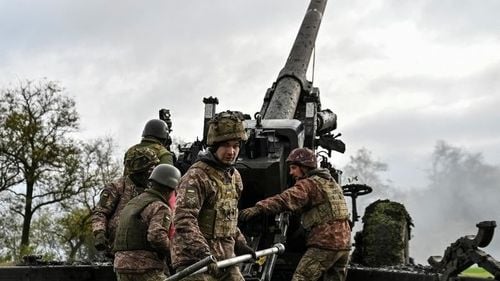 LIVE Ziua 295 de război. Țările UE au convenit asupra celui de-al nouălea pachet de sancțiuni împotriva Rusiei / Orașul Herson, lăsat fără electricitate din cauza atacurilor rusești / Rusia avertizează că vor exista „consecințe imprevizibile” dacă SUA trimit rachete Patriot în Ucraina / Orașul Donețk a suferit noaptea trecută „cel mai grav atac din 2014 încoace” – primar pro-rus