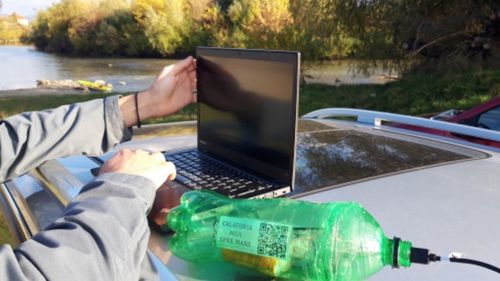 O sticlă de plastic cu GPS, plecată din Brașov, a ajuns în Bulgaria / De aici se îndreaptă spre Turcia, plutind pe Marea Neagră / O campanie de conștientizare a poluării apelor cu plastic