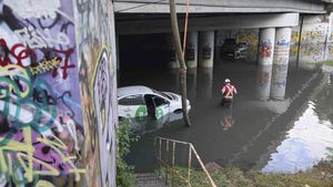 FOTO VIDEO Urmările furtunii din București / Mașini blocate în apă, copaci căzuți și acoperișuri distruse