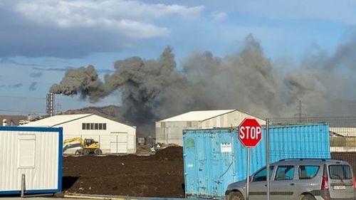 VIDEO Fum negru și dens, degajat de pe platforma de la Kronospan Sebeș. Autoritățile de mediu, la fața locului