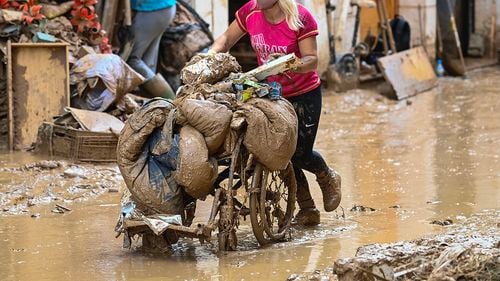 Patru români dispăruți în inundațiile din Spania sunt căutați încă / Ceilalți 12 se află în siguranță, anunță MAE