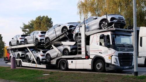 „Crime cars”: Parchetul European anchetează o rețea care importa ilegal mașini avariate din Elveția / Peste 100 de percheziții în Polonia. Pagube de peste 10 milioane de euro