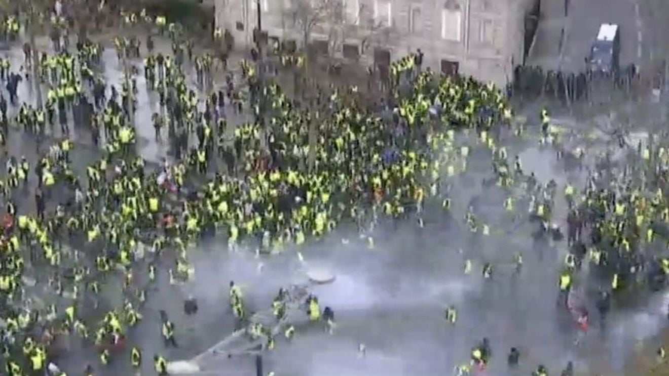 VIDEO Al patrulea weekend proteste violente ale ”vestelor galbene” în Franța/ Peste o mie de manifestanți au fost reținuți / Forțele de ordine au intervenit cu vehicule blindate și gaze lacrimogene