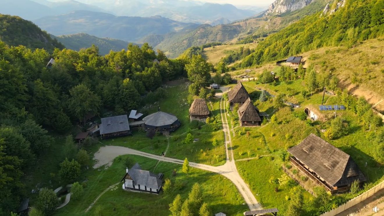 VIDEO „Satul ascuns” din Alba, într-un reportaj DW: Luxul pe care România îl are de oferit, departe de turismul de masă