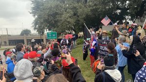 VIDEO Sute de adepți QAnon s-au adunat în Dallas pentru a-l aștepta pe John F. Kennedy, asasinat în 1963, să apară și să îl reinstaleze la putere pe Donald Trump