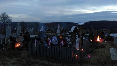 Obiceiuri mai puțin cunoscute de Paște / Joimari în Oltenia, Prăgșorul în Țara Moților, „masa” cu cei plecați în Dobrogea și țuru în Sibiu