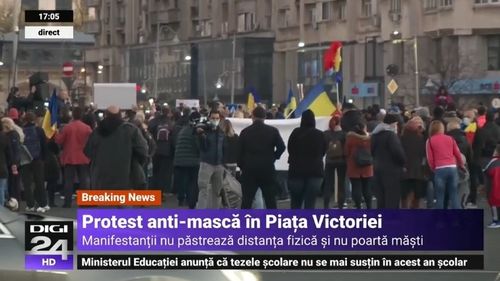 UPDATE Circa 400 de persoane protetestează în Piața Victoriei împotriva măștii, fără să respecte măsurile de distanțare socială