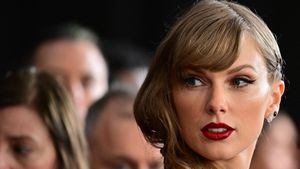 Un student care urmăreşte avioanele private ale celebrităţilor susține că a fost amenințat cu judecata de Taylor Swift: "O ameninţare iminentă la adresa siguranţei, o chestiune de viaţă sau de moarte"