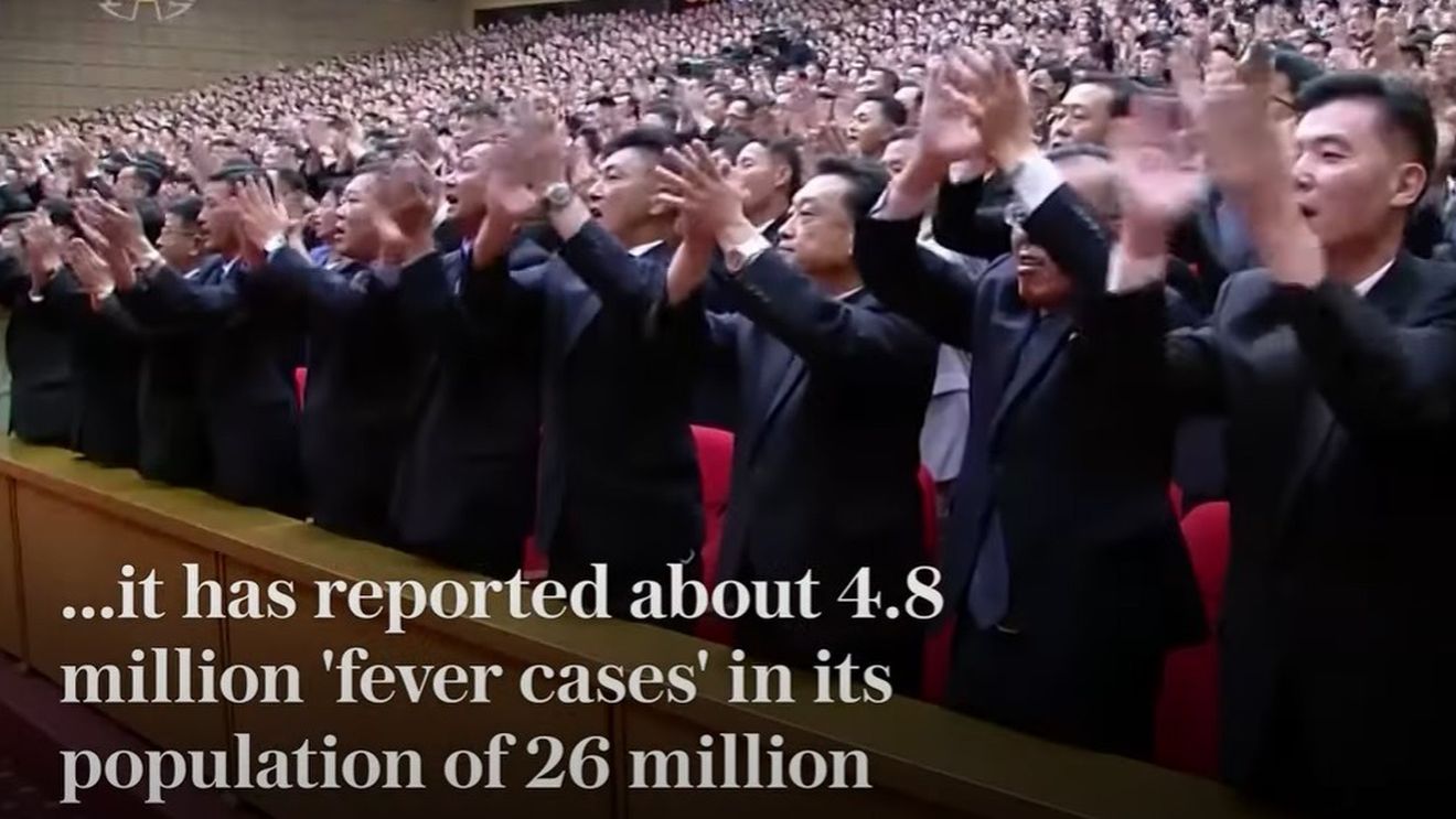 VIDEO Coreenii aplaudă furtunos când Kim Jong Un anunță că nu mai există COVID-19 în țară/ Dictatorul de la Phenian a suferit de ”febră foarte mare”, susține sora sa/ Propaganda spune că au avut cea mai mică mortalitate din lume, de doar 0,002%