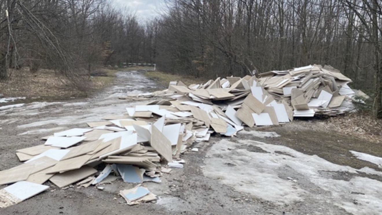 Gunoaie din construcții, abandonate în Parcul Național Cheile Nerei / Autoritățile au demarat cercetările