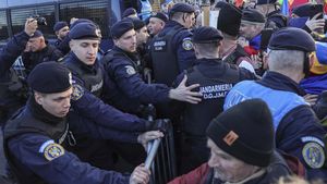 Alte două persoane care au participat la protestul neautorizat din Piața Victoriei de pe 10 februarie sunt urmărite penal