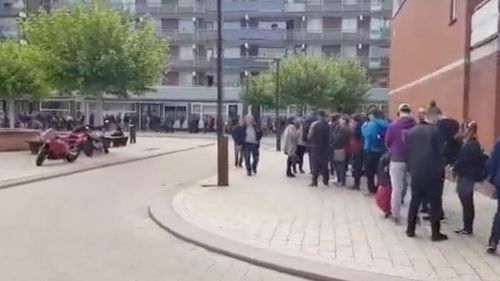 VIDEO Cozi uriașe cu românii care așteaptă să voteze în Olanda, Italia, Grecia și Germania: Sute de oameni la Eindhoven, Amsterdam, Roma și Atena