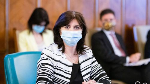 Predare multidisciplinară aplicată de profesori pentru ca elevii să stea mai puține ore în fața calculatorului în timpul școlii online – printre planurile Ministerului Educației la o lună și jumătate de când a început școala