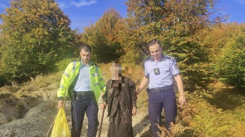 O bătrână a fost salvată de polițiști după ce aceasta a fost apelată întâmplător de operatorul unui call-center de la o telefonie mobilă care a înțeles că femeia se rătăcise