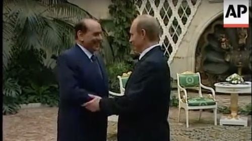 POLITICO: Episod despre Putin - a împușcat un cerb căruia i-a scos inima și i-a dăruit-o lui Berlusconi pe o tavă din lemn / Liderul italian s-ar fi confesat despre șocul pe care i l-a provocat dictatorul rus