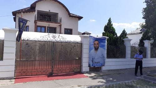 VIDEO Peste 30 de amenzi în valoare de 14.000 de lei s-au aplicat la priveghiul interlopului Emi Pian. Inclusiv manelistul Florin Salam ar fi primit amendă