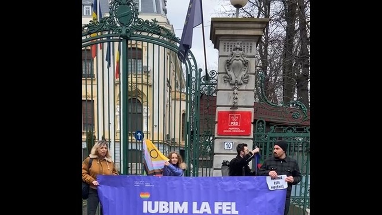 Câteva zeci de persoane din comunitatea LGBT+ s-au strâns în faţa sediului PSD pentru susţinerea legalizării parteneriatului civil / Ce i-au adus premierului Marcel Ciolacu