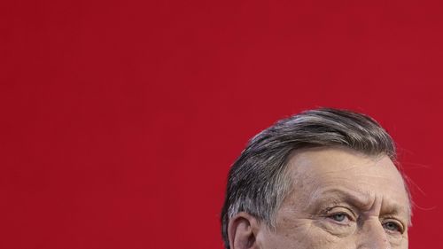 Crin Antonescu: „Să ne hotărâm. Dacă AUR e un partid extremist, să fie dovedit în justiție și scos în afara legii” / ”Votul pentru Călin Georgescu nu vine de la niște oameni tâmpiți sau ușor de păcălit„