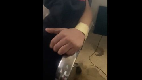 Trei minori cu vârste de 14 și 13 ani au abuzat sexual un alt copil de 10 ani, pe care l-au imobilizat într-un scaun / Băieții de 14 ani au fost reținuți