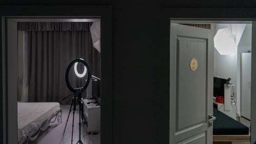 Românii câștigă sume importante din videochat. În doi ani, la peste 270 de persoane fizice le-au intrat în buzunare 400 de milioane de lei