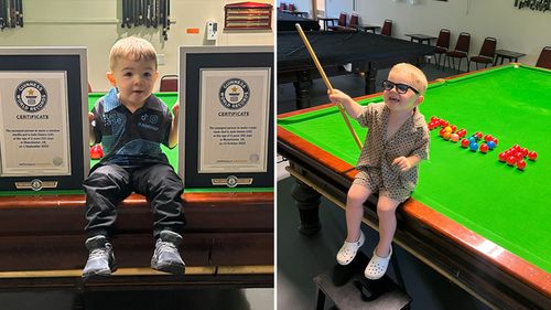 VIDEO Un băiețel de 2 ani din Marea Britanie a bătut două recorduri mondiale la biliard și snooker